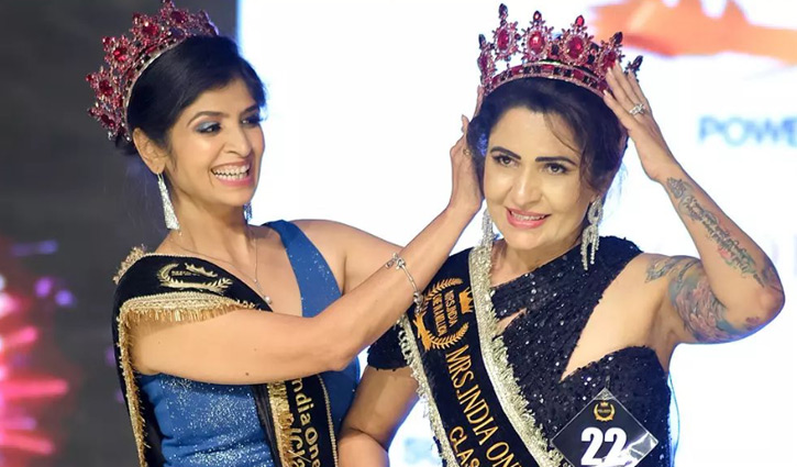 ৫ হাজার প্রতিযোগী পেছনে ফেলে ৫৫ বছর বয়সে সুন্দরী প্রতিযোগিতায় বিজয়ী