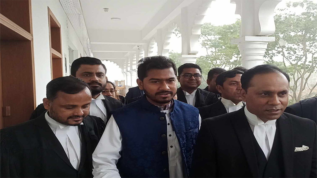 হাইকোর্টে হাজির ডাকসুর সাবেক ভিপি নুর