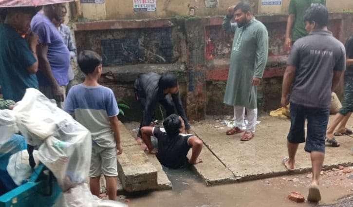 নালা থেকে উদ্ধার করা সেই শিশুকে বাঁচানো যায়নিL