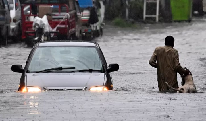 ভারী বৃষ্টিতে বিপর্যস্ত পাকিস্তান, একদিনে নিহত ৫৪