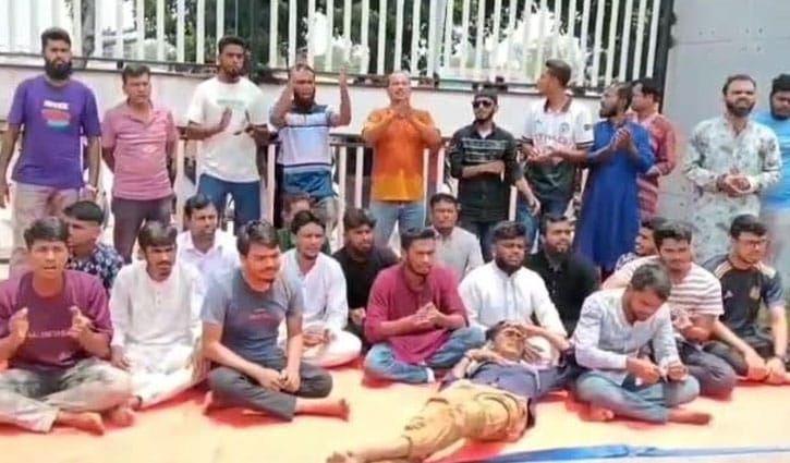 দিনাজপুরে পুলিশ সুপারের কার্যালয় অবরুদ্ধ করে আন্দোলন