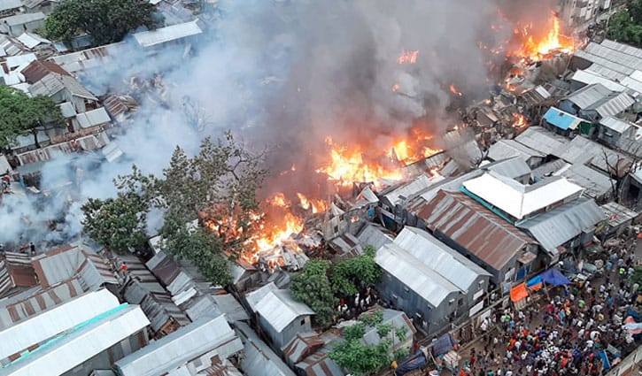 মহাখালীর সাততলা বস্তিতে আগুন, নিয়ন্ত্রণে ফায়ার সার্ভিসের ১১ ইউনিট