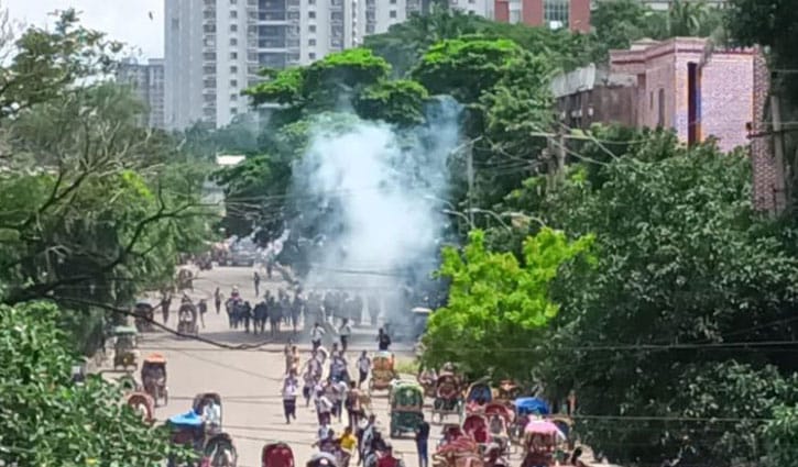 ঢাকা ও সিটি কলেজের শিক্ষার্থীদের দফায় দফায় সংঘর্ষ, পুলিশের লাঠিচার্জ ও সাউন্ড গ্রেনেড
