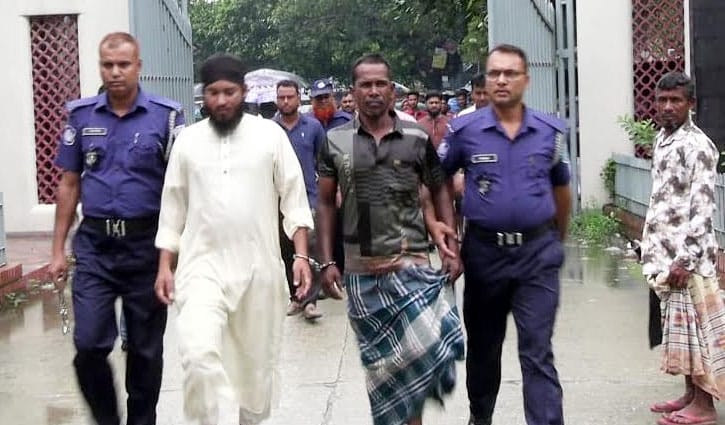 সিরাজগঞ্জে হত্যার দায়ে ৭ জনের যাবজ্জীবন ছাব্বির হোসেন নামের এক যুবককে প্রকাশ্য দিবালকে হত্যার দায়ে সিরাজগঞ্জে সাত জনকে যাবজ্জীবন কারাদণ্ড দিয়েছেন আদালত। একই সাথে প্রত্যেককে ২০ হাজার টাকা অর্থদণ্ড এবং অনাদায়ে দুই মাসের বিনাশ্রম কারাদণ্ড দিয়েছে আদালত। রবিবার (২৪ আগস্ট) দুপুরে সিরাজগঞ্জ অতিরিক্ত জেলা ও দায়রা জজ আদালতের বিচারক কানিজ ফাতেমা আসামীদের উপস্থিতিতে এ রায় ঘোষণা করেন। দণ্ডপ্রাপ্তরা হলো- শাহজাদপুর উপজেলার পোতাজিয়া গ্রামের মো. ওয়াজ আলী, মো. কুন্নু, মো. হামিদ, মো. আরশেদ আলী, মো. আব্দুস সামাদ, মো. ইদ্রিস আলী ও মো. সেলিম রেজা। আদালতের অতিরিক্ত পাবলিক প্রসিকিউটর মো. গোলাম সরওয়ার খান বিষয়টি নিশ্চিত করেছেন। তিনি বলেন, “দীর্ঘ ১৩ বছর পরে শুনানি শেষে এ হত্যাকাণ্ডে জড়িত সাতজনকে যাবজ্জীবন কারাদণ্ড দিয়েছেন আদালত। এছাড়া আরও কয়েকজন আসামিকে বিভিন্ন মেয়াদের সশ্রম কারাদণ্ড দেওয়া হয়েছে।” মামলার এজাহারে উল্লেখ করা হয়, বাদী মো. ওসমান গণির সাথে আসামিদের পূর্ব থেকে বিরোধ ছিল। এর জেরে ২০১২ সালের ২৩ আগস্ট সকালে আসামিরা দলবদ্ধ হয়ে তার পরিবারের ওপর হামলা চালায়। সেসময় ধারালো অস্ত্র ও লাঠিসোটা দিয়ে বাদী ও তার স্বজনদের ওপর আঘাত করা হয়। এতে বাদীর ছেলে ছাব্বির হোসেন গুরুতর জখম হন এবং বগুড়া হাসপাতালে নেওয়ার পথে মারা যান।  একই ঘটনায় বাদীর ভাই আব্দুল মতিন, কোরবান আলী, রমজান আলী, খালাতো ভাই আনিছ ও আত্মীয় তৈয়ব আলীও গুরুতর আহত হন। দীর্ঘ তদন্ত ও বিচারিক প্রক্রিয়া শেষে দীর্ঘ ১৩ বছর পরে আদালত আজ এই রায় ঘোষণা করেন।