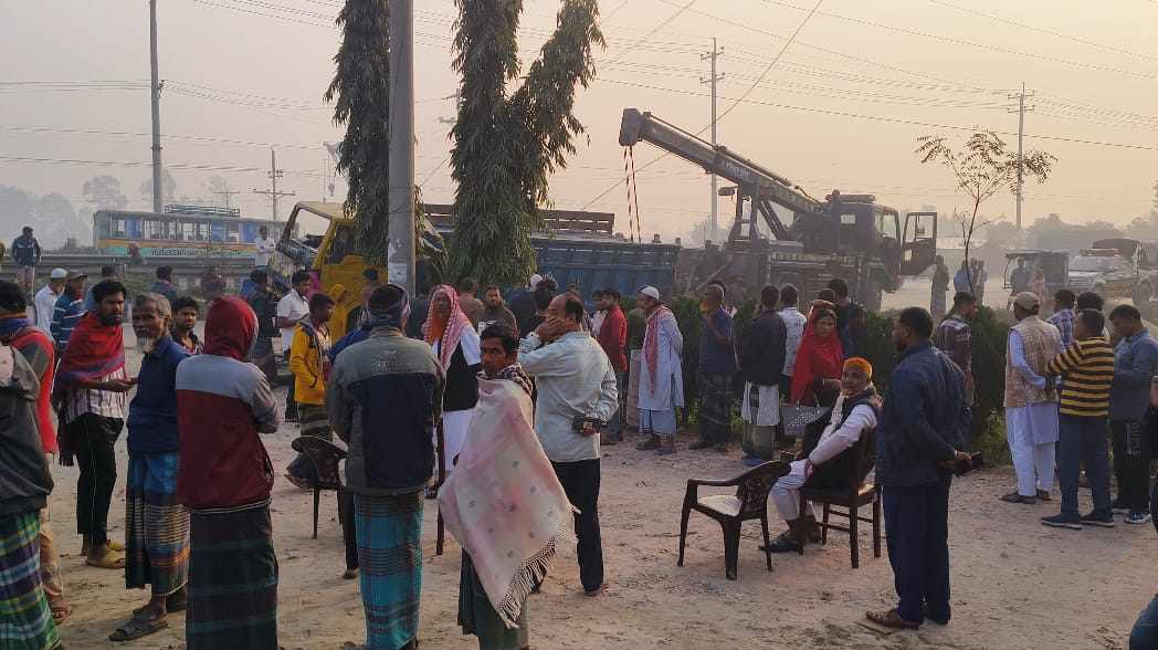 সিমেন্টবোঝাই ট্রাকের ধাক্কায় অটোরিকশার ৩ যাত্রী নিহত