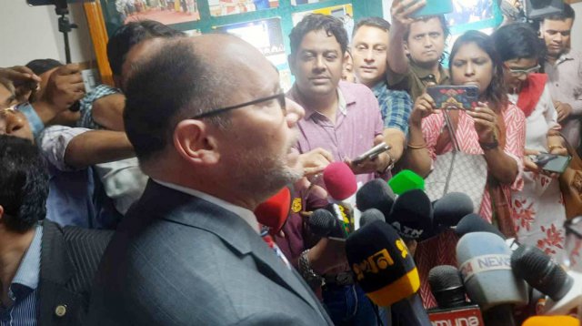 দূতাবাসের কর্মকর্তাদের নিয়ে সহিংস বক্তব্যে পিটার হাসের উদ্বেগ