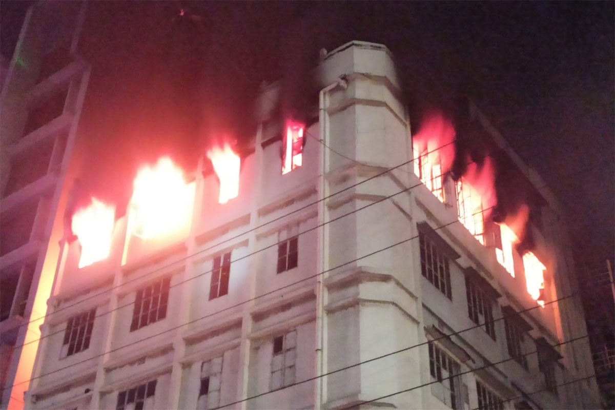 মিরপুরে কমিউনিটি সেন্টারে আগুন