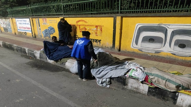 গভীর রাতে ছিন্নমূল মানুষের মাঝে ওব্যাট হেল্পার্সের কম্বল বিতরণ