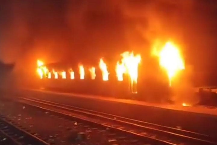 ‘টাঙ্গাইল কমিউটার’ ট্রেনে আগুন, ৩ বগি ভস্মীভূত