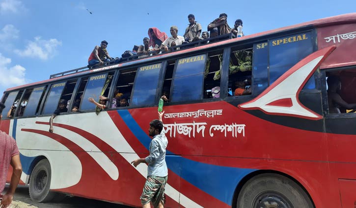 যানজটে আটকা তৃষ্ণার্তদের বিনামূল্যে দেওয়া হচ্ছে পানি ও ফল