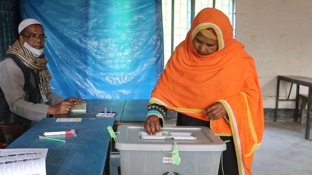 নওগাঁ-২ আসনে ভোটগ্রহণ চলছে