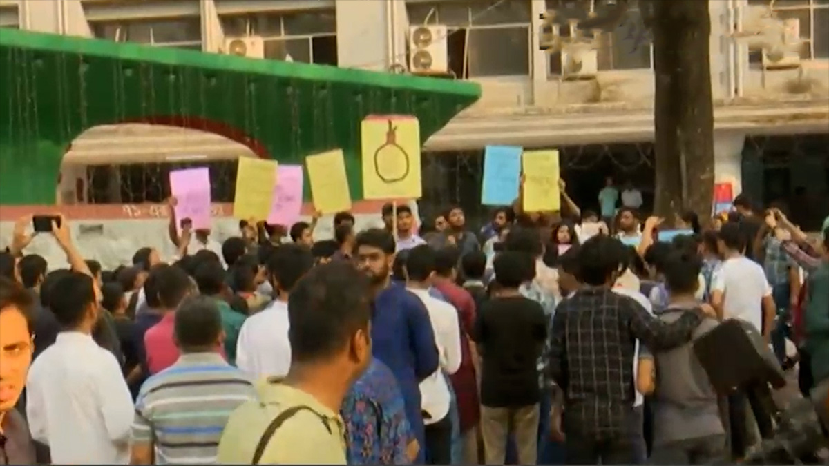 জবির অবন্তিকার আত্মহত্যা: ৬ দফা দাবিতে শিক্ষার্থীদের ২৪ ঘণ্টার আল্টিমেটাম