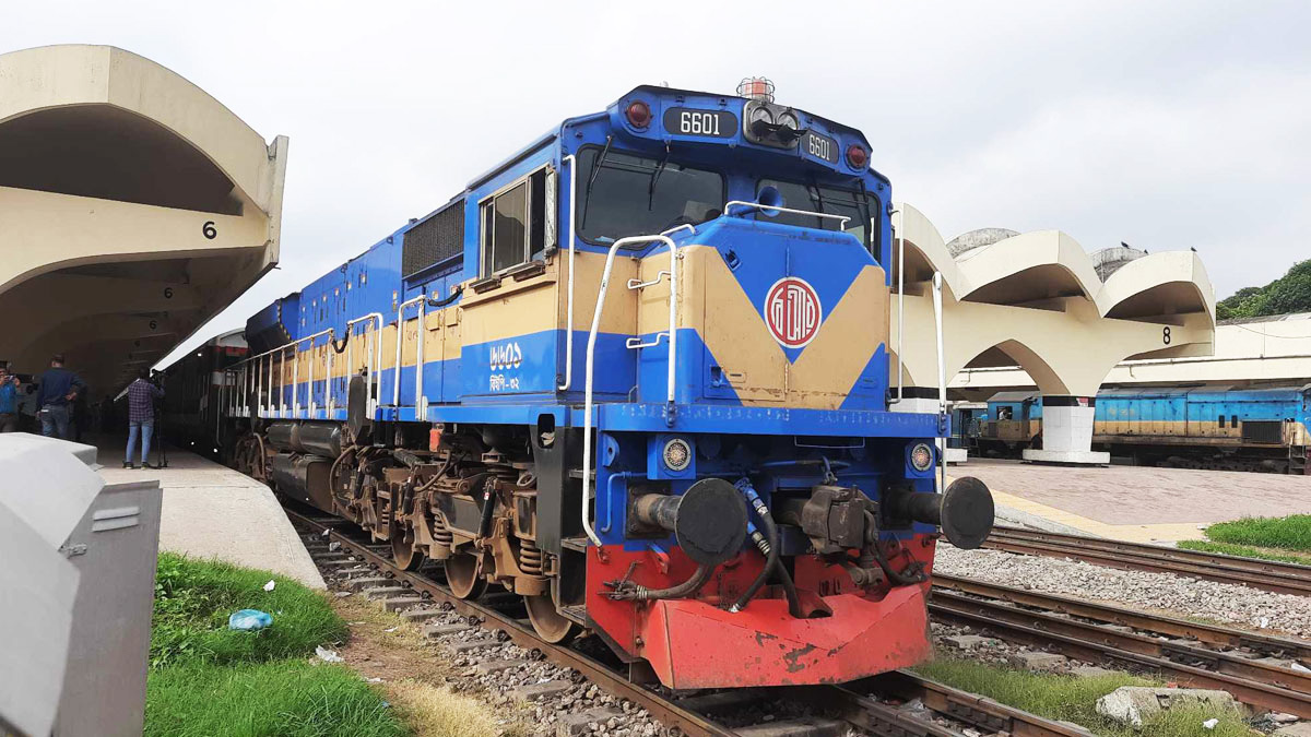 ঈদযাত্রায় কমলাপুর থেকে আজ ছেড়ে যাবে ৬৯টি ট্রেন