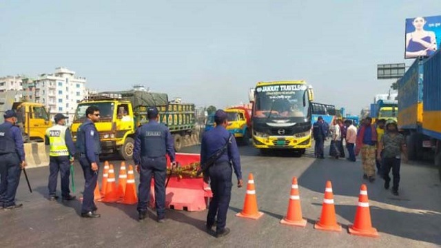 আজও ঢাকার প্রবেশ পথে বসানো হয়েছে পুলিশের চেকপোস্ট