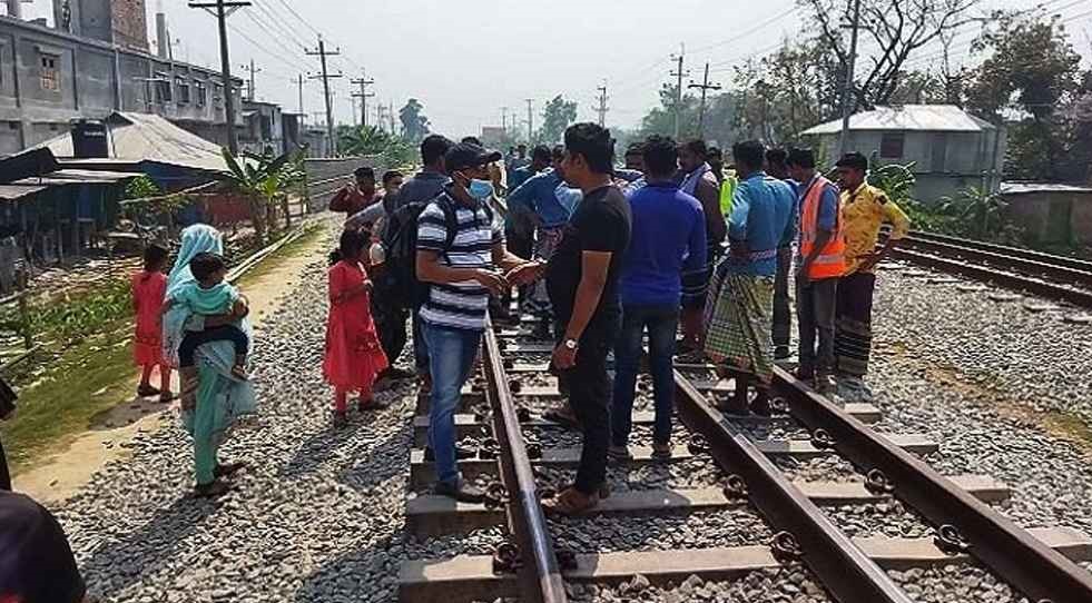 কুমিল্লায় ট্রেনে কাটা পড়ে ৩ যুবক নিহত 