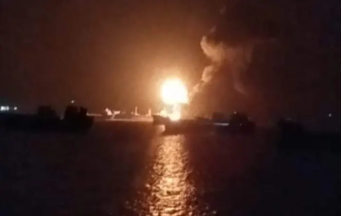 পতেঙ্গায় মাছ ধরার ট্রলারে আগুন, দুইজন দগ্ধ