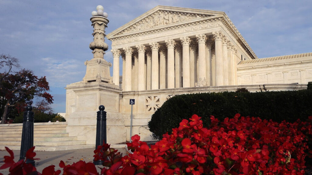 ইরানের সুপ্রিম কোর্টে ২ বিচারপতিকে গুলি করে হত্যা