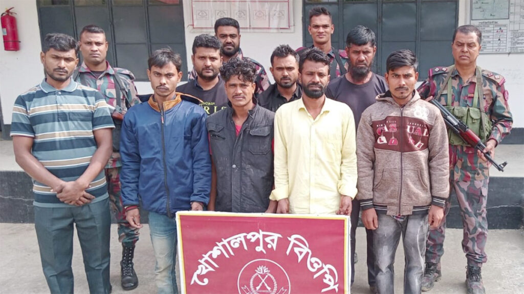 মহেশপুর সীমান্তে বিজিবির হাতে ২৪ জন আটক 