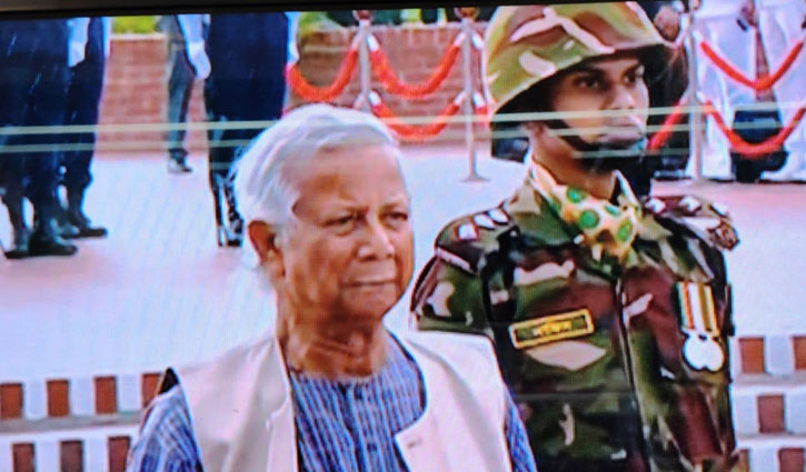 স্মৃতিসৌধে শহীদদের প্রতি প্রধান উপদেষ্টার শ্রদ্ধা
