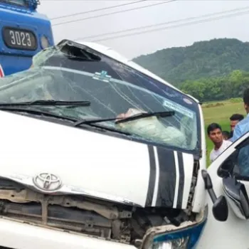 চট্টগ্রামে ট্রেন-মাইক্রোবাসের সংঘর্ষ, নিহত ১১