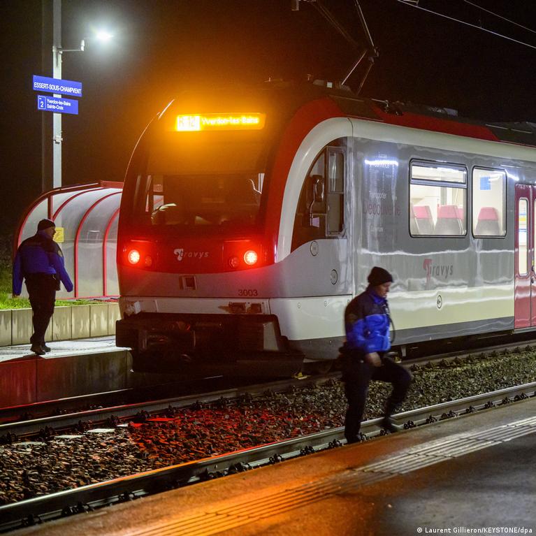 সুইজারল্যান্ডে ১৫ ট্রেনযাত্রীকে বাঁচাতে জিম্মিকারীকে হত্যা