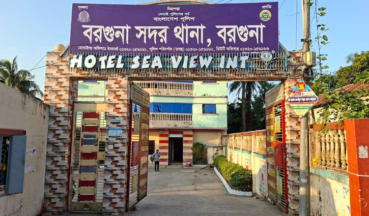 বরগুনায় জুলাই স্মৃতিস্তম্ভে আগুন: ছাত্রলীগকর্মী গ্রেপ্তার