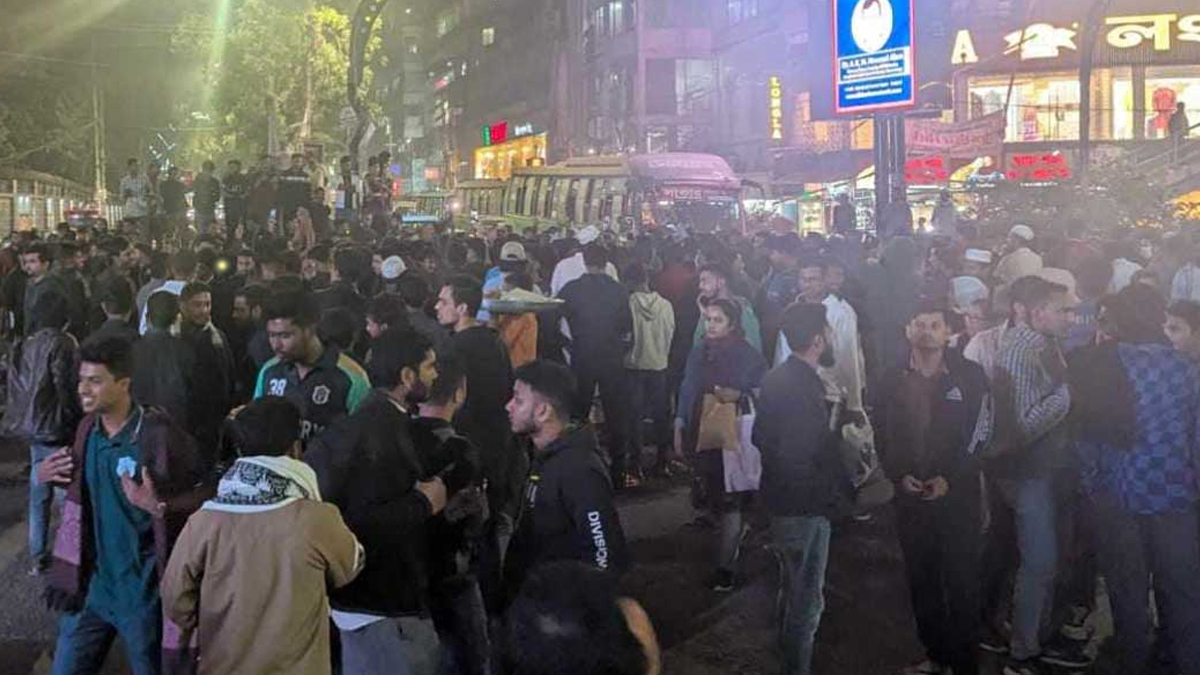 সায়েন্সল্যাব মোড় ও টেকনিক্যাল মোড়ে অবস্থান সাত কলেজের শিক্ষার্থীদের