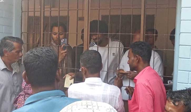 গ্রামবাসীকে ১০ লাখ টাকা অর্থ সহায়তা দিলেন হামজা