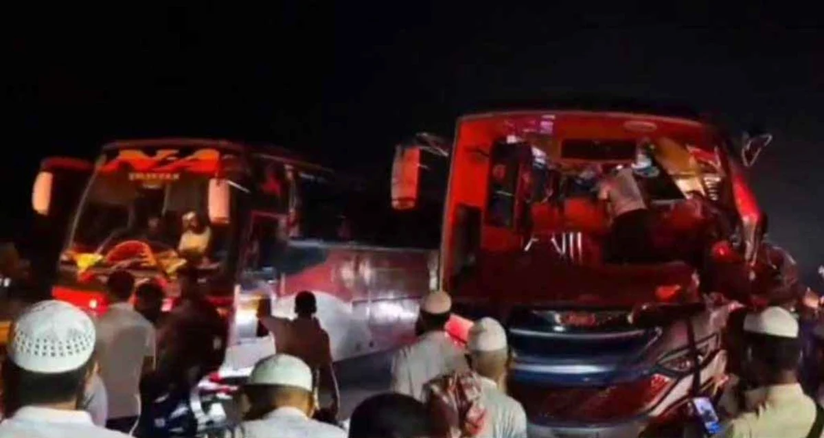 মুন্সীগঞ্জের হাসাড়ায় বাস-ট্রাক সংঘর্ষ, নিহত ৪