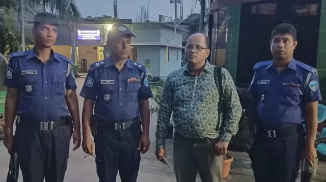ভারতে পালানোর সময় এস আলম গ্রুপের কর্মকর্তা গ্রেফতার