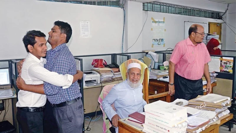 ঈদের ছুটি শেষে খুলেছে অফিস-আদালত, তবু ছুটির আমেজ