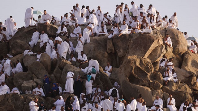 চোখের পানিতে ভিজল আরাফাত ময়দান