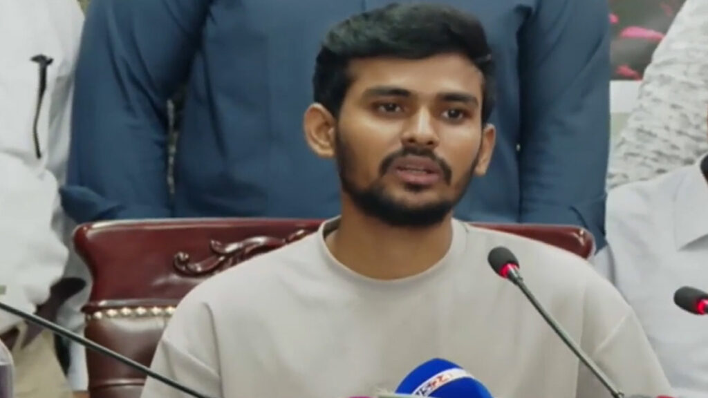 চার ঘণ্টা করে ট্রাফিকের দায়িত্বে থাকবে ৭০০ যুবক: উপদেষ্টা আসিফ