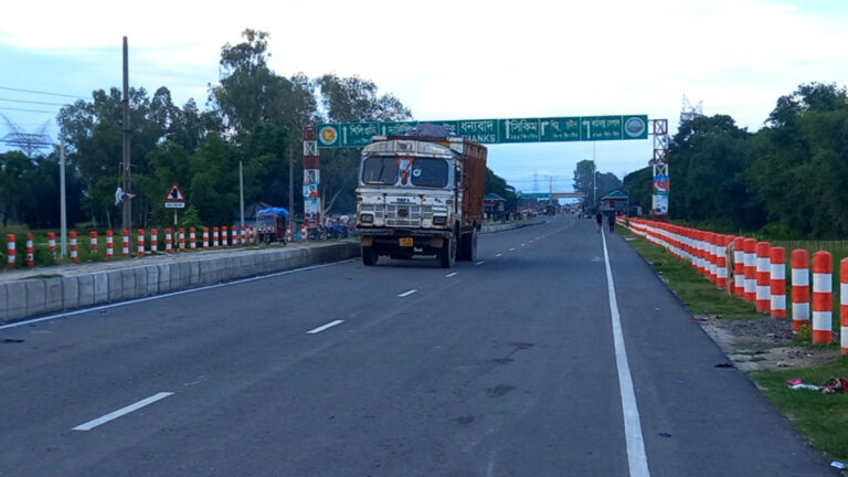 ঈদের ছুটি শেষে বাংলাবান্ধা স্থলবন্দরে আমদানি-রফতানি শুরু