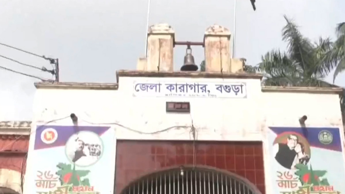 বগুড়ায় কারাগারের ছাদ ফুটো করে পালালো ৪ ফাঁসির আসামি