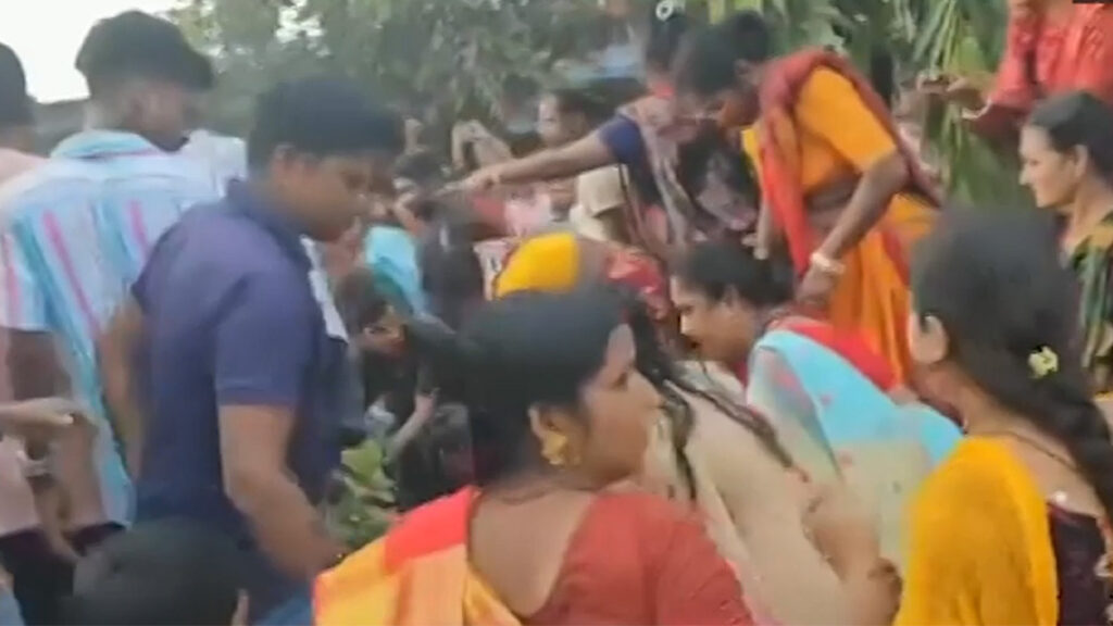 বগুড়ায় রথযাত্রায় বিদ্যুৎস্পৃষ্ট হয়ে নিহত ৬, আহত কমপক্ষে ৩৫