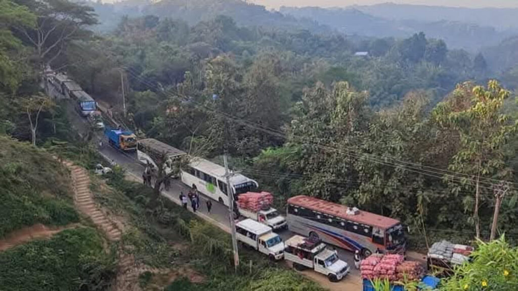 খাগড়াছড়ির আলুটিলায় পর্যটকবাহী বাস উল্টে আহত ১৭