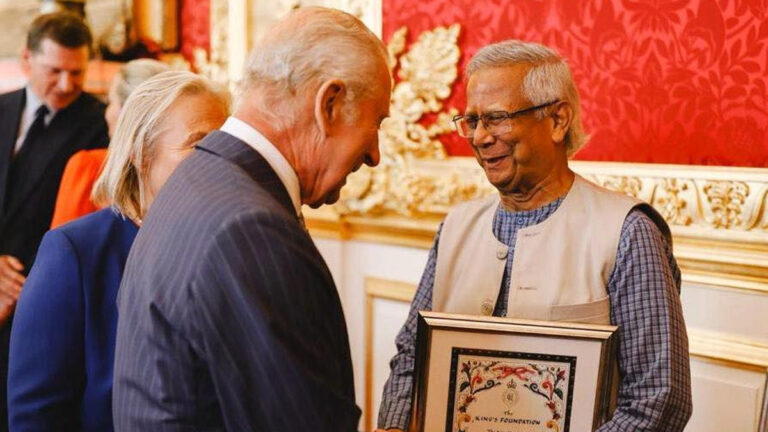 ‘কিংস চার্লস হারমনি’ অ্যাওয়ার্ড গ্রহণ করলেন প্রধান উপদেষ্টা