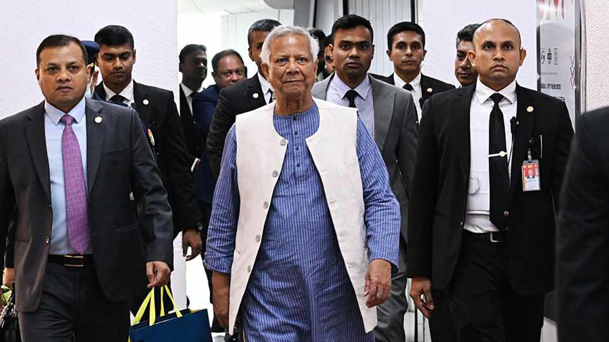 যুক্তরাজ্য সফর শেষে দেশে ফিরলেন প্রধান উপদেষ্টা