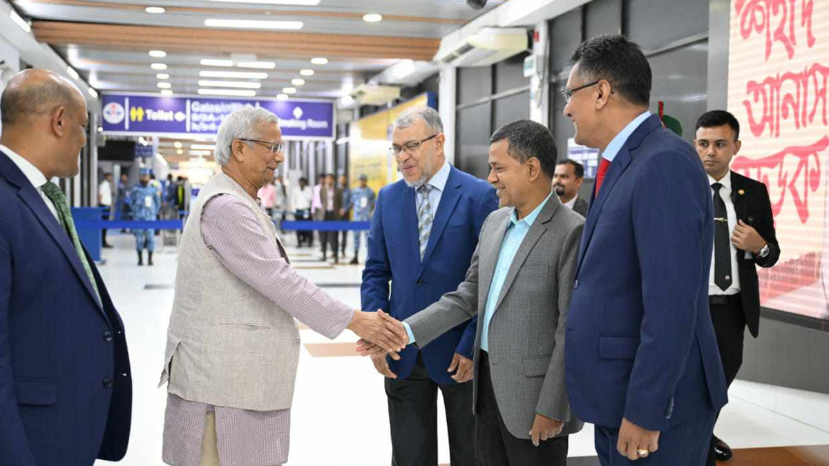 দেশে ফিরেছেন প্রধান উপদেষ্টা