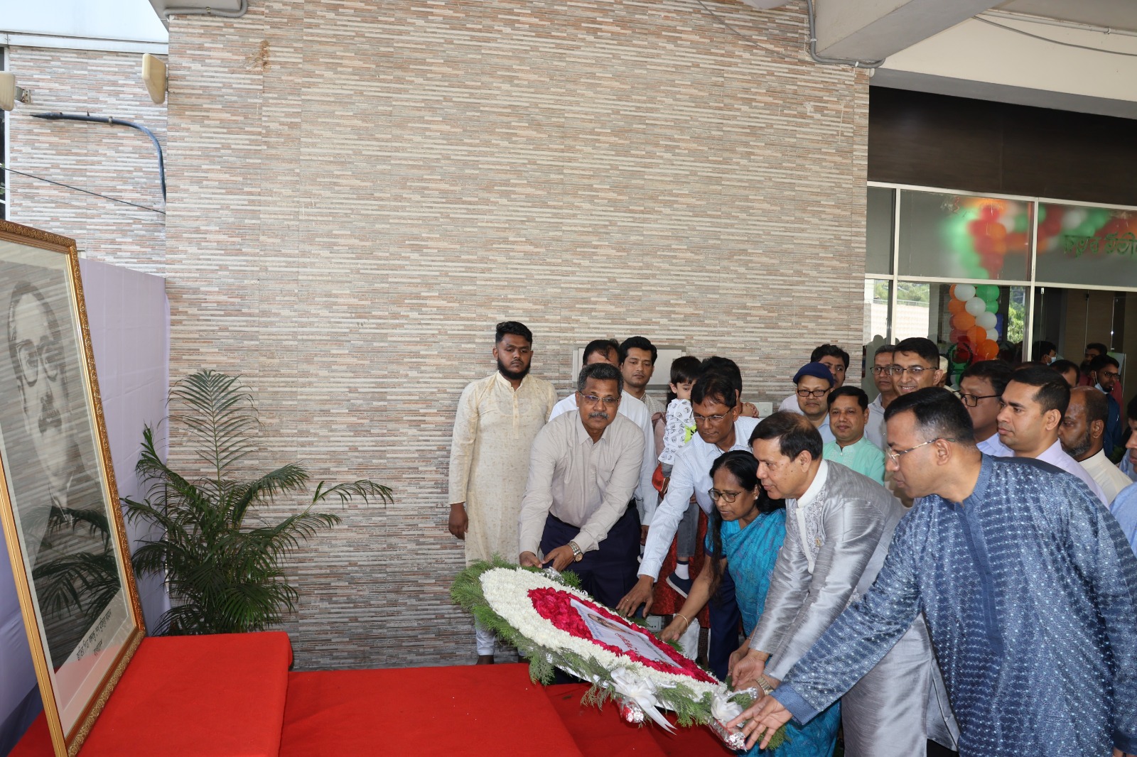 বঙ্গবন্ধুর প্রতিকৃতিতে ভারপ্রাপ্ত সিইসির শ্রদ্ধা নিবেদন