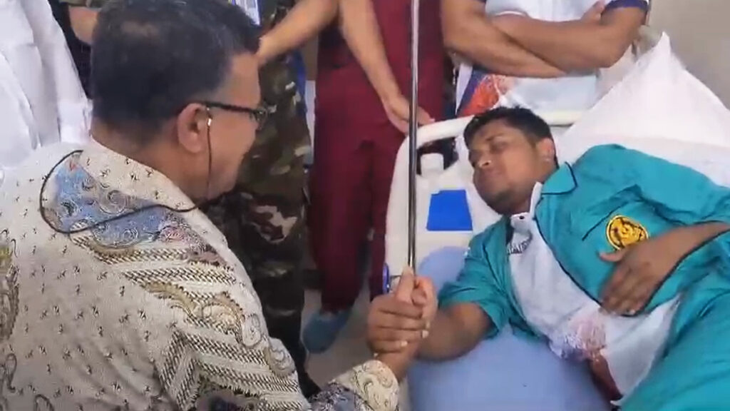 হাসনাত আবদুল্লাহকে দেখতে সিএমএইচে জাতীয় বিশ্ববিদ্যালয়ের উপাচার্য