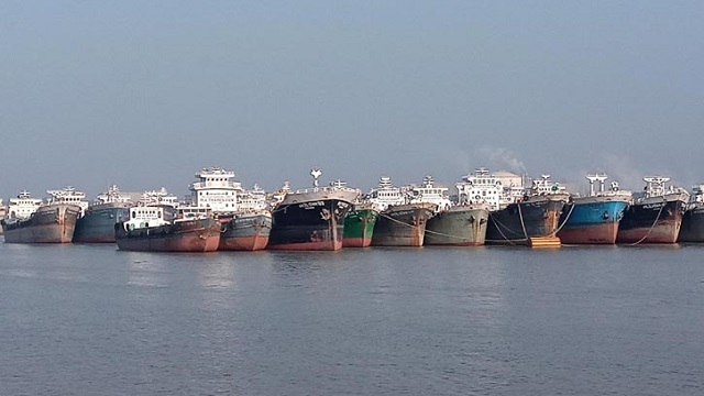 চট্টগ্রামে লাইটার জাহাজে পণ্য পরিবহন বন্ধ