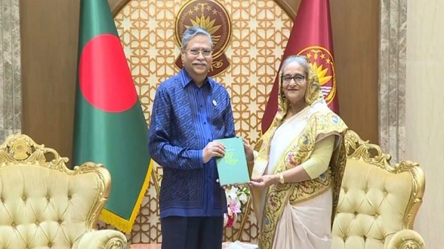 প্রধানমন্ত্রীকে নিজের লেখা বই উপহার দিলেন রাষ্ট্রপতি
