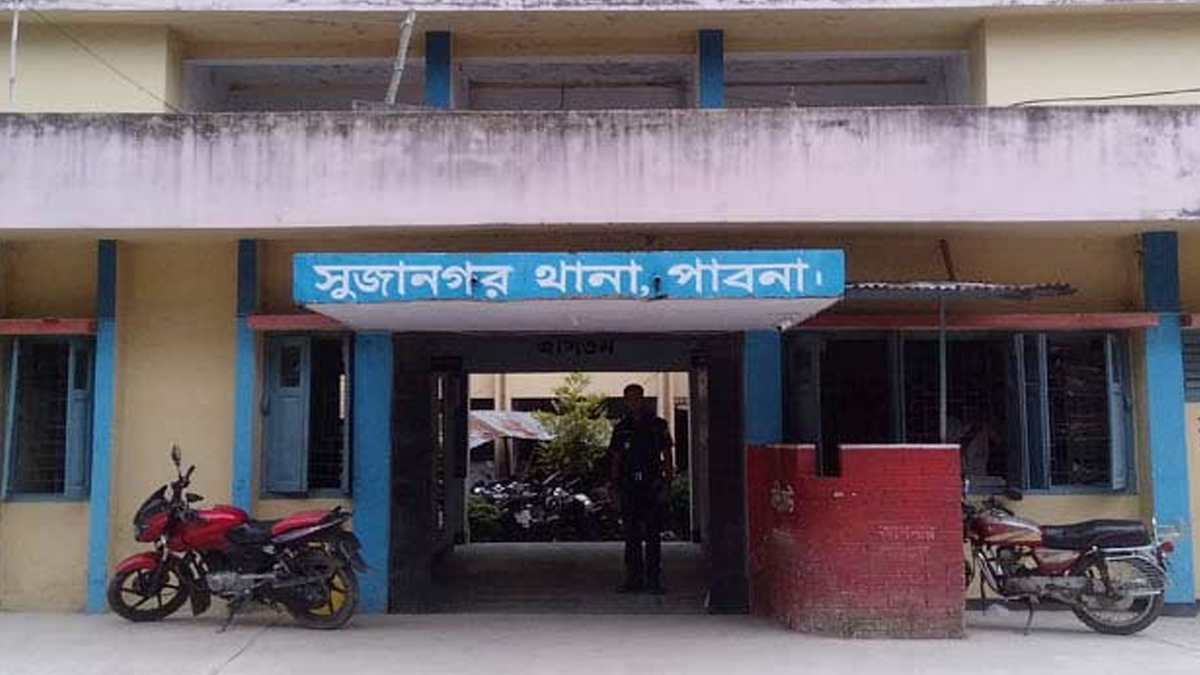 পাবনায় পেট্রোলবাহী লরির চাপায় নিহত ২