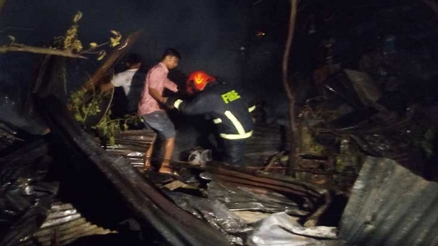 অর্ধশতাধিক ঘর পুড়ে যাওয়ার পর সাততলা বস্তির আগুন নিয়ন্ত্রণে