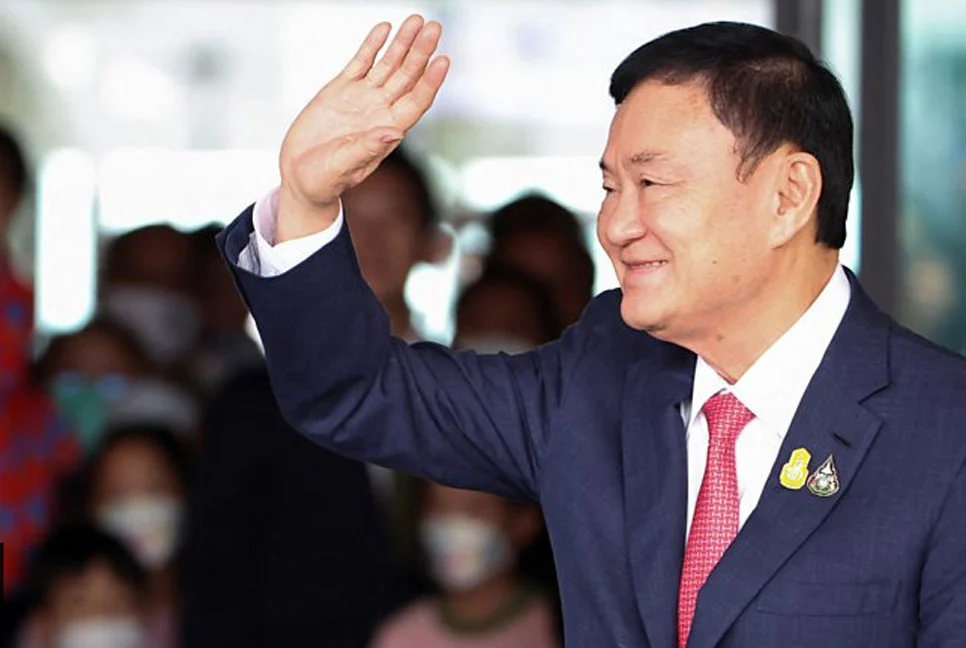 ১৫ বছর স্বেচ্ছা নির্বাসনের পর দেশে ফিরলেন থাইল্যান্ডের সাবেক প্রধানমন্ত্রী