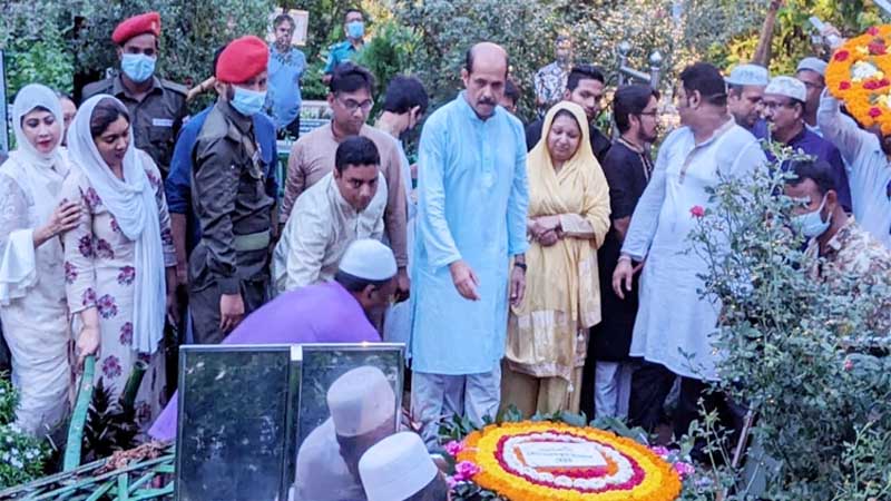 মায়ের কবরে সমাহিত গাজী মাজহারুল আনোয়ার