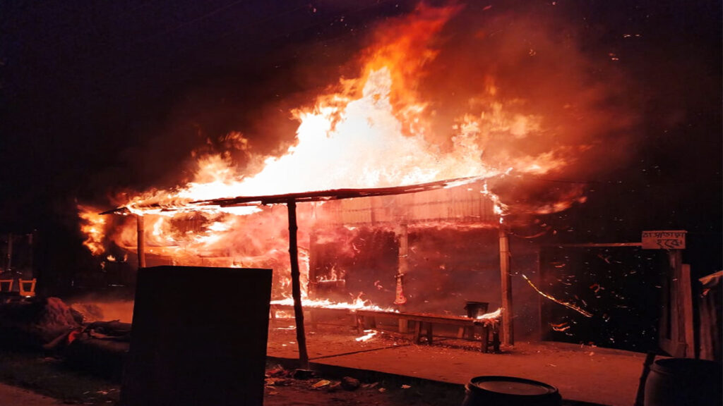 গাজীপুরে অগ্নিকাণ্ড: ৩ কলোনির শতাধিক বসতঘর-দোকান ভস্মীভূত