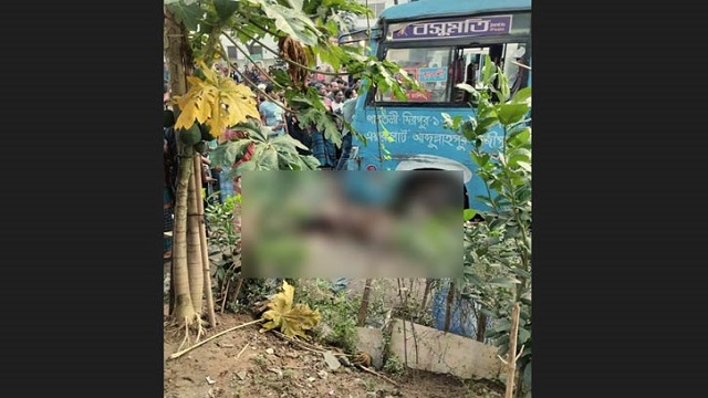 বাসচাপায় ভ্যানের ৪ আরোহী নিহত